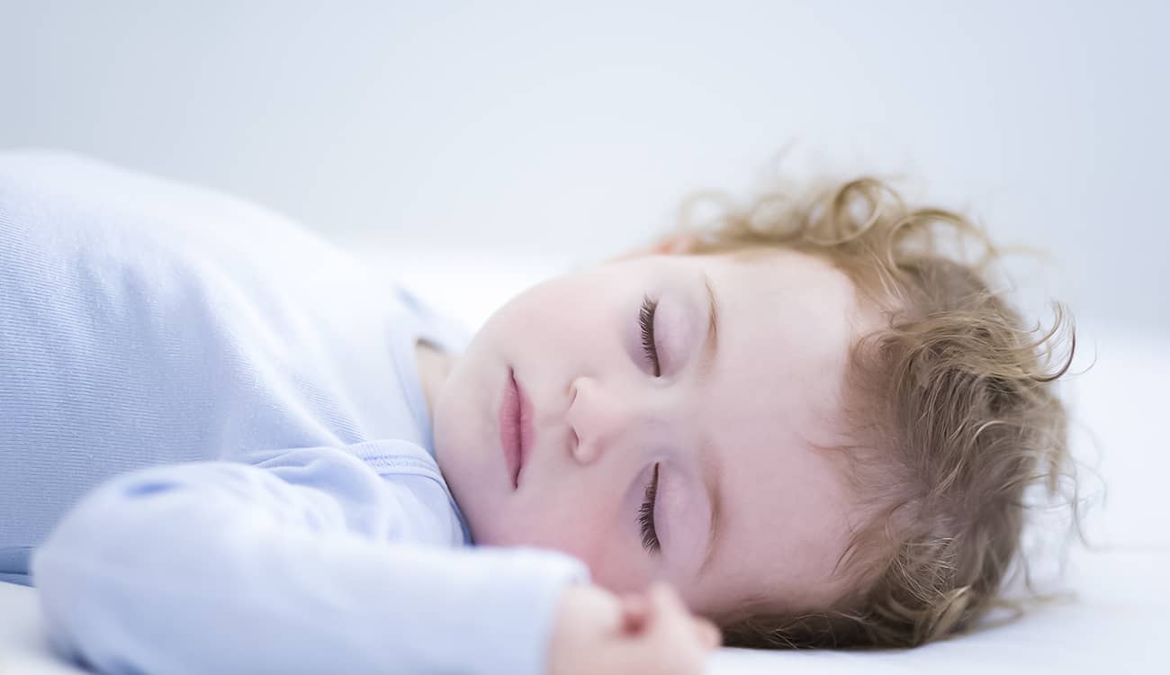 5% من أطفال العالم يصابون بالاختناق أثناء النوم.. والسبب