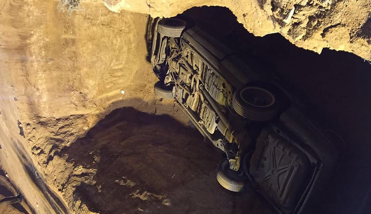 بالصور.. مواطن سعودي يسقط في حفرة بمنزله اثناء قيادة سيارته