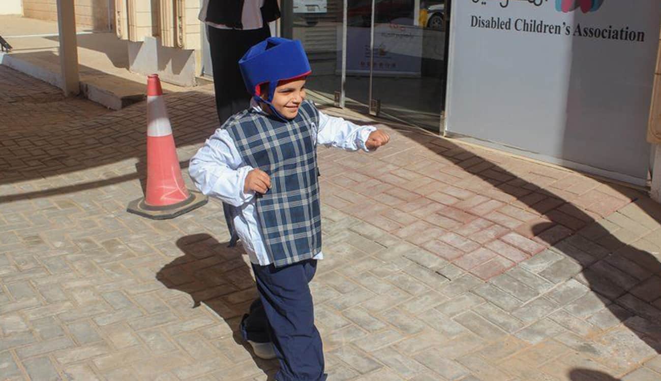 بالصور.. طفل يركض لأول مرة بعد إعاقة 10 سنوات