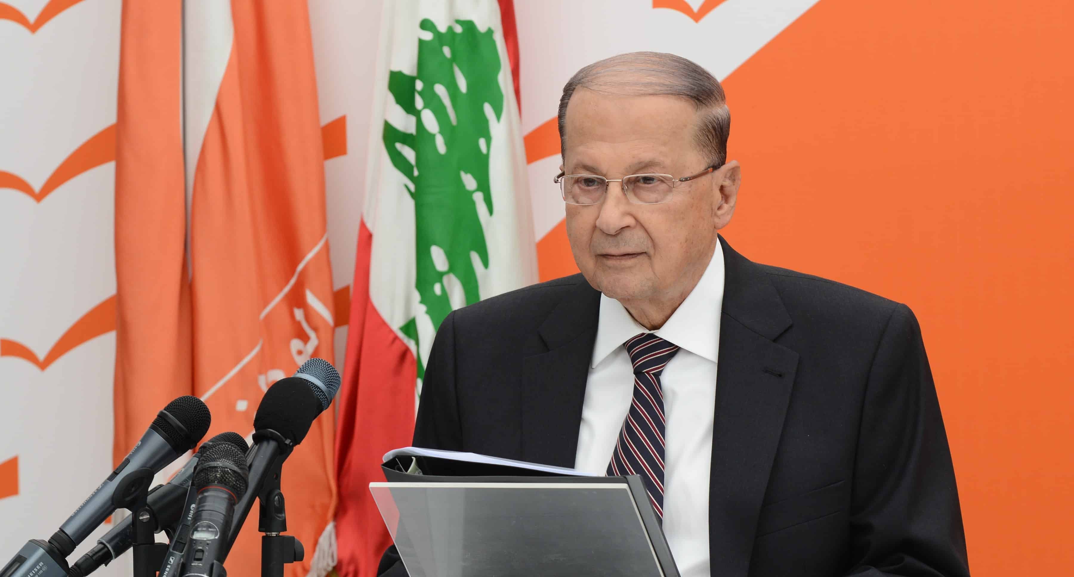 بالفيديو.. الرئيس اللبناني يسقط أرضا في القمة العربية