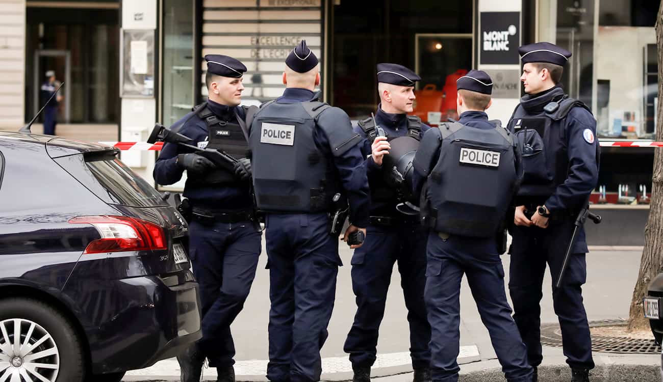 شرطيان فرنسيان يعيدان سيدة للحياة عقب إعلان خبر وفاتها
