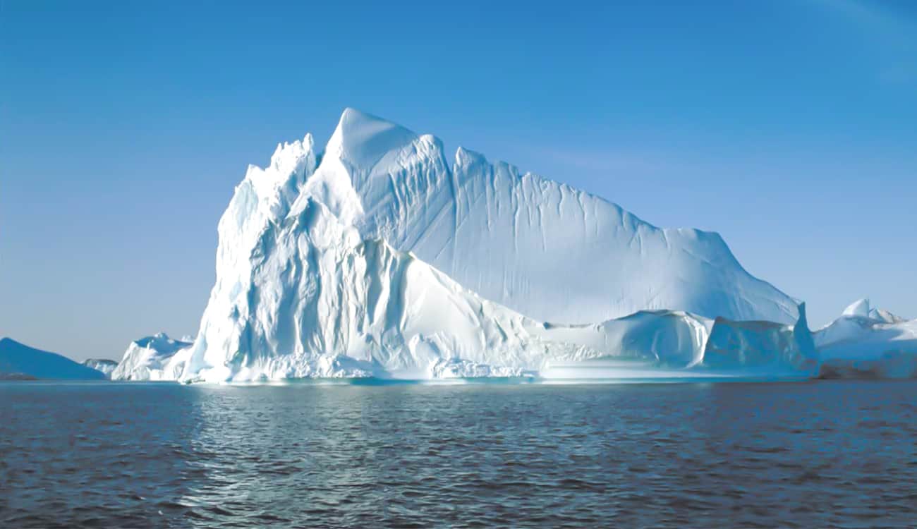 بالصور.. العثور على جبل جليدي عملاق يعيد إلى الأذهان غرق "تيتانيك"