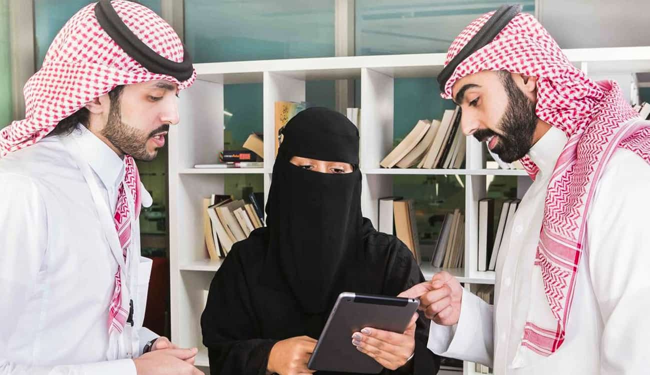 شرط عدم زواج المرأة للحصول على وظيفة يثير غضب السعوديين