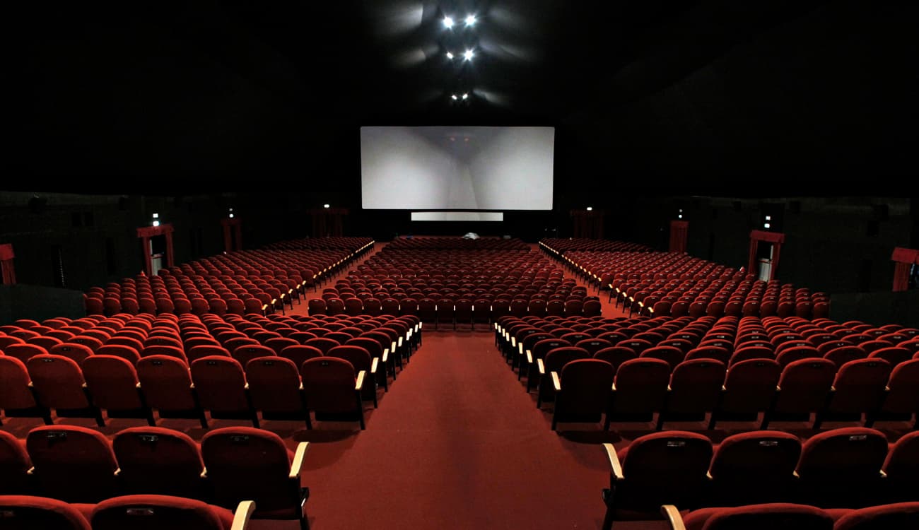 اللون الأحمر لمقاعد السينما.. هل تعرف السر؟