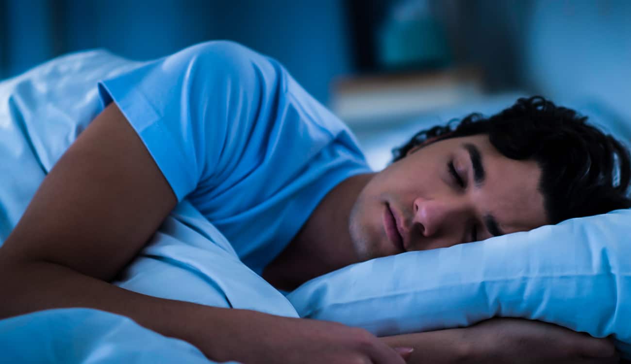تعرف على وضعيات النوم الصحيحة لتجنب آلام الظهر