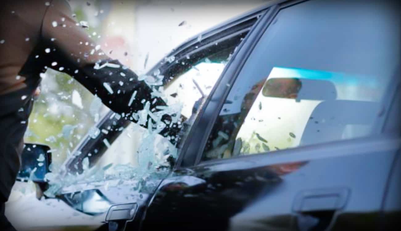 بالفيديو.. رجل ينقذ سيارته من اللصوص بطريقة غير متوقعة !