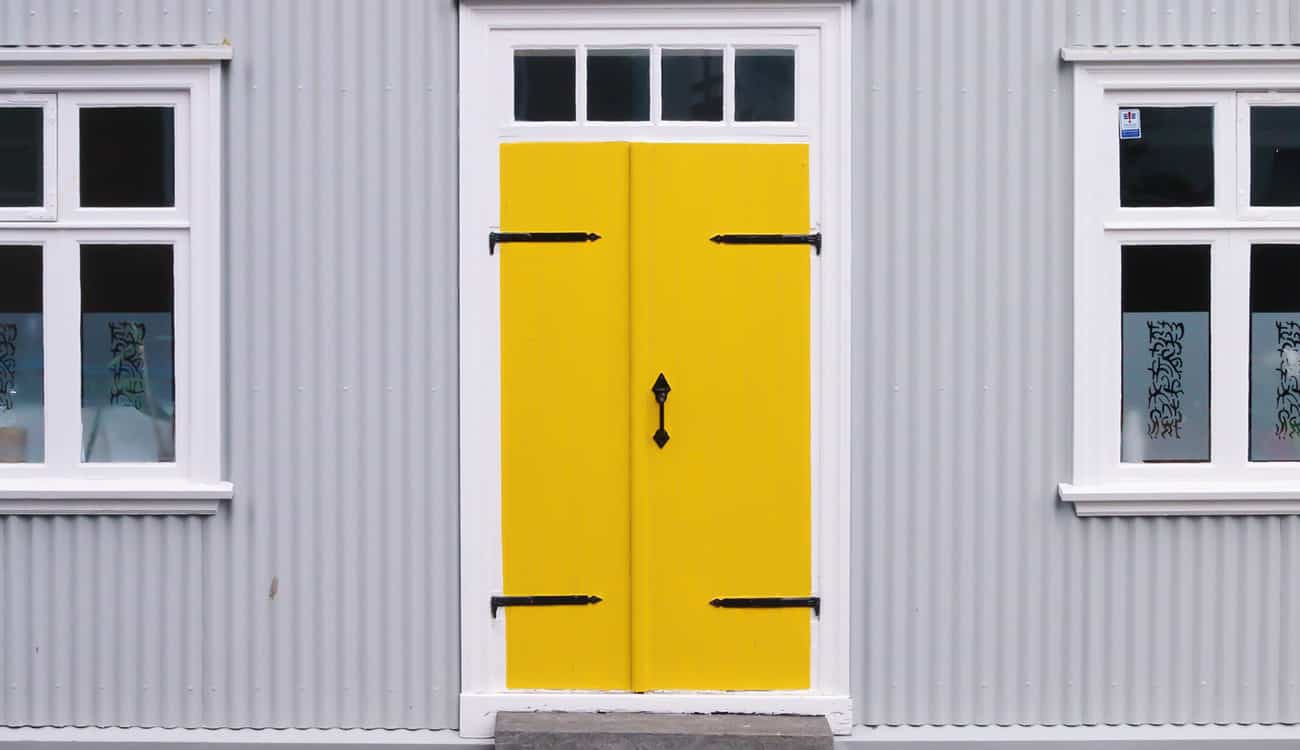 أفكار لاستخدام الأبواب الملونة في منزلك