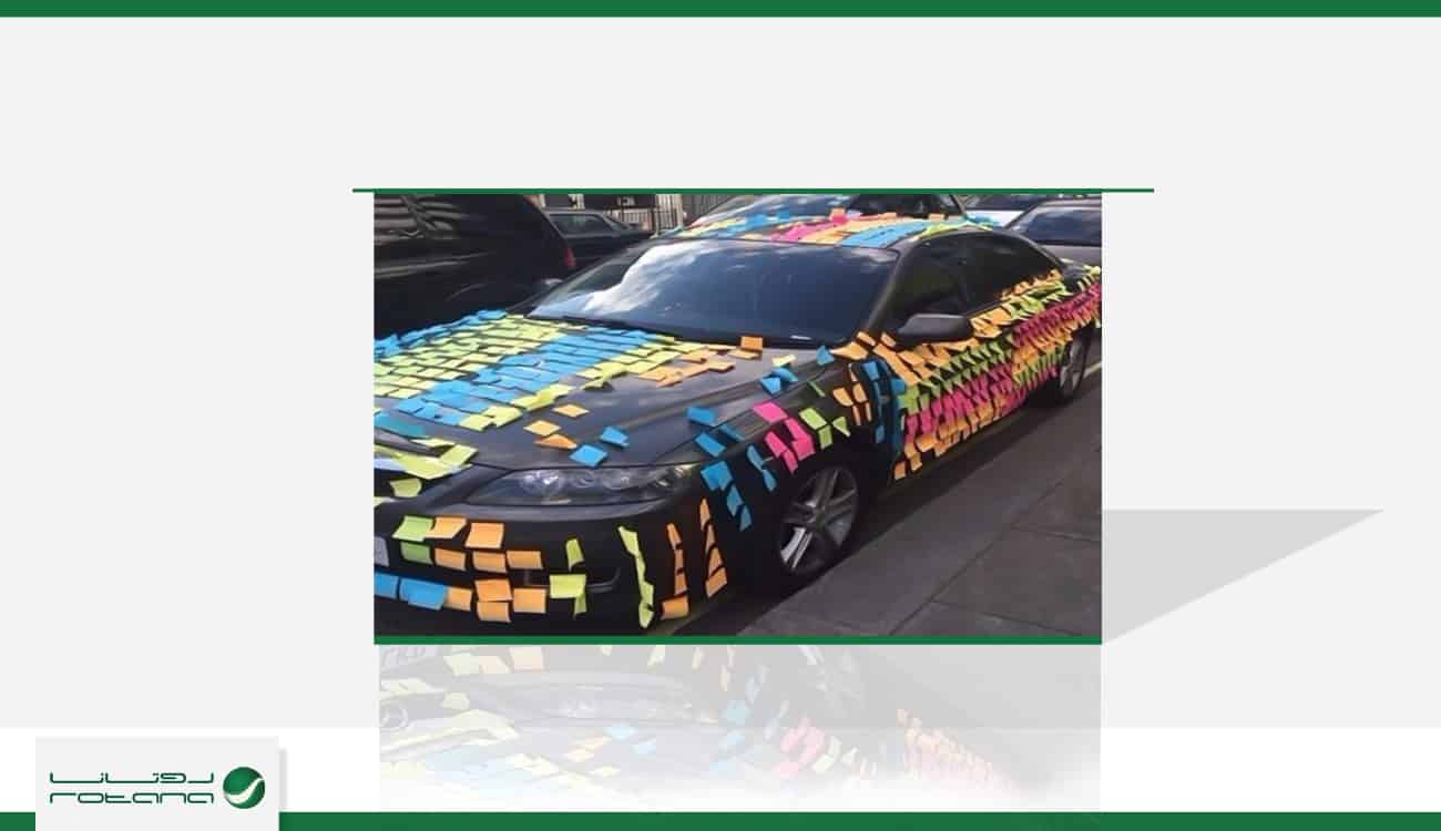 امرأة تغطي سيارة رجل بمئات الأوراق الملونة لهذا السبب