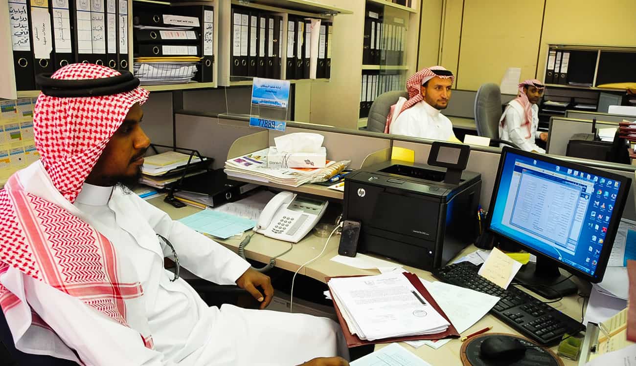 موظفون يلجؤون إلى حيلة غريبة للتغلب على الحر في الرياض