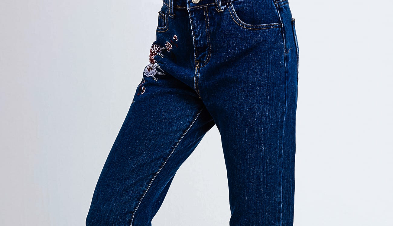جينز شفاف يثير جدلا على السوشيال ميديا