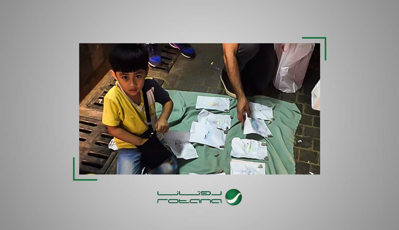 شاهد.. لوحات مؤثرة لطفل صغير تبهر المارة في شوارع جدة
