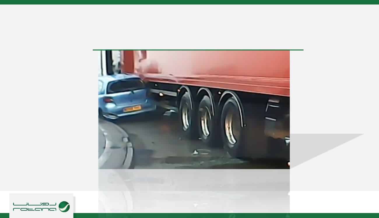 فيديو مروع لشاحنة عملاقة تدهس سيارة صغيرة عند إشارة مرور !