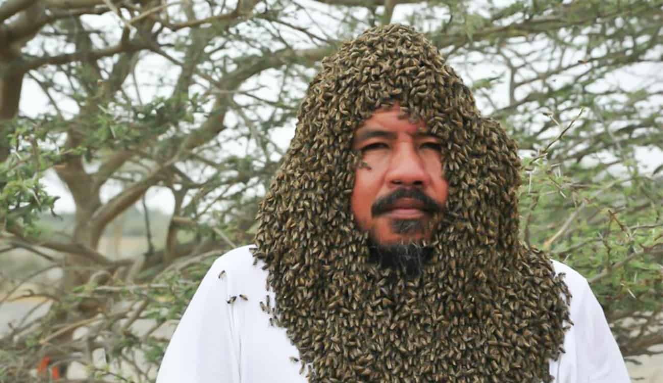 بالصور.. سعودي يستعد لـ«غينيس» أثقل عباءة من النحل