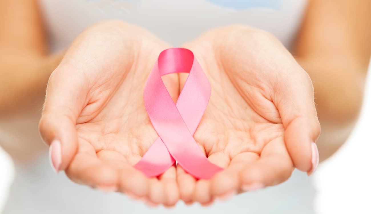 كم تكلفة علاج سرطان الثدي لدى الشابات وكبار السن؟