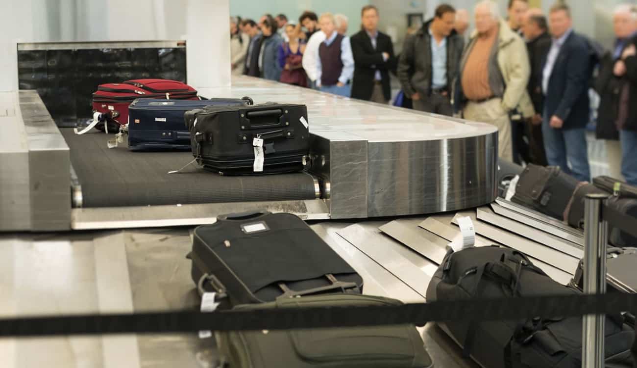 بالفيديو .. تأخرت حقائبهما بـ المطار فقاما بحيلة غريبة أبهرت جميع المسافرين