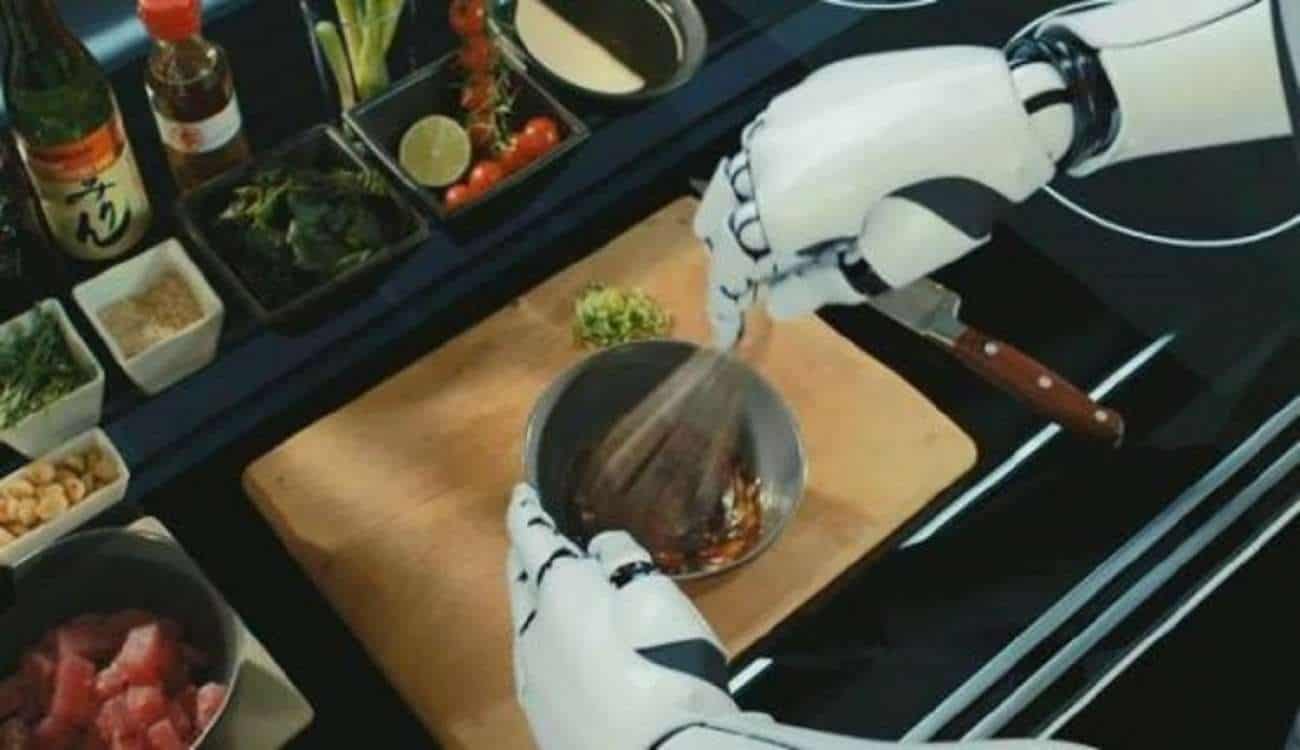 بالصور .. أول «روبوت» لطهو الطعام عن طريق الهاتف