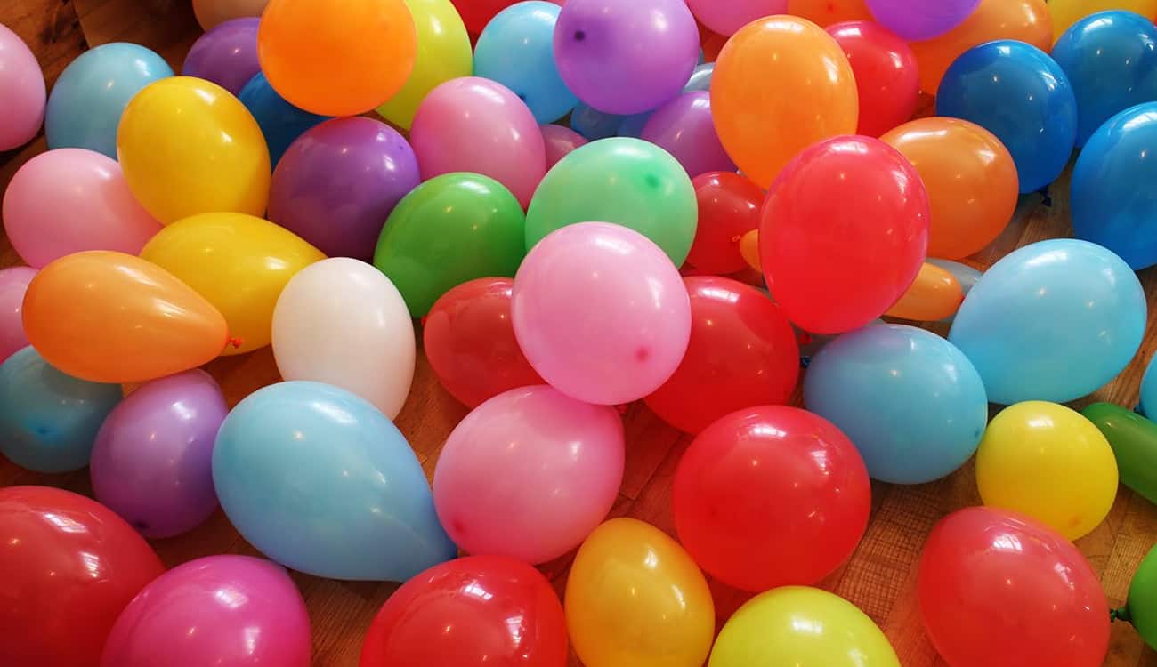 بالصور.. بريطاني يصنع فساتين عائلته من البالونات!