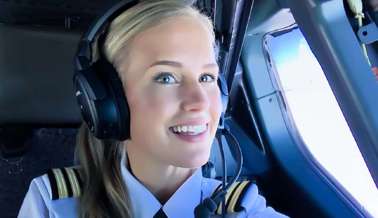 بالصور.. أجمل قائدة طائرة في العالم تذهل الجمهور بعد جمعها المستحيلات الثلاثة