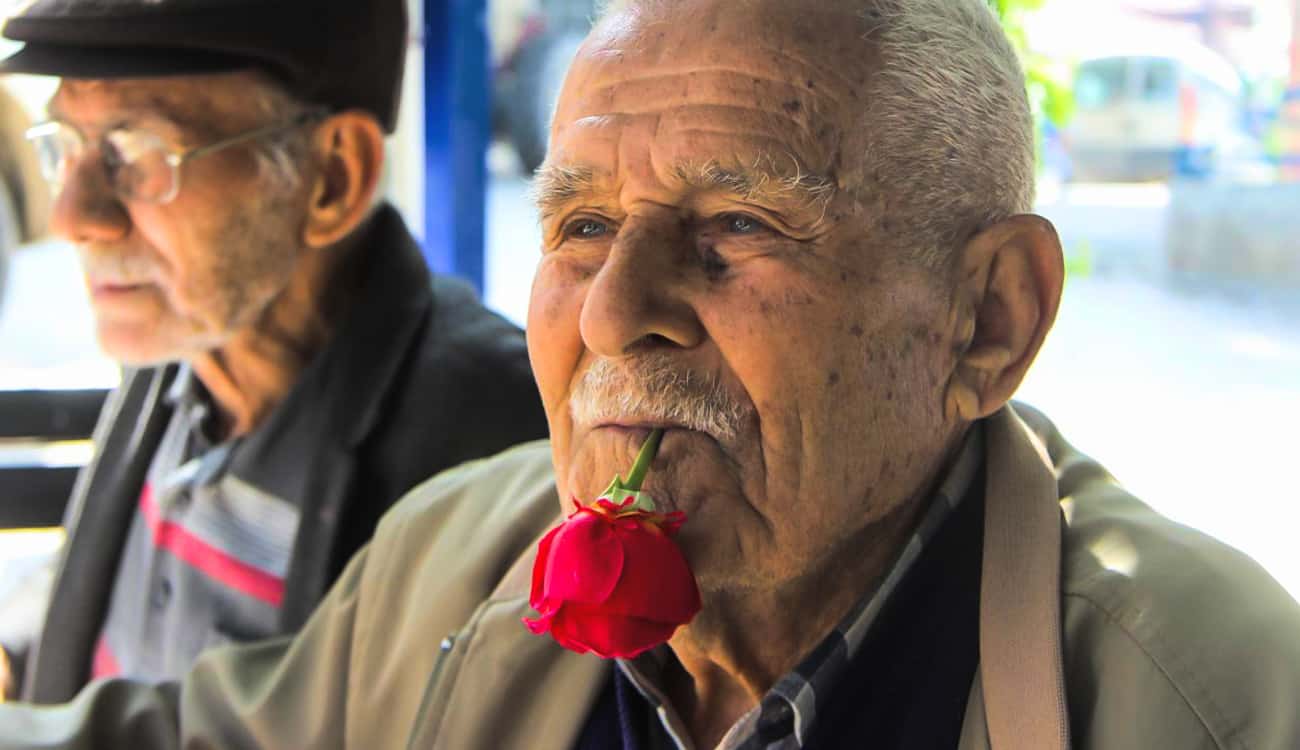 قصة غريبة لرجل يضع وردة بفمه لمدة 59 عامًا