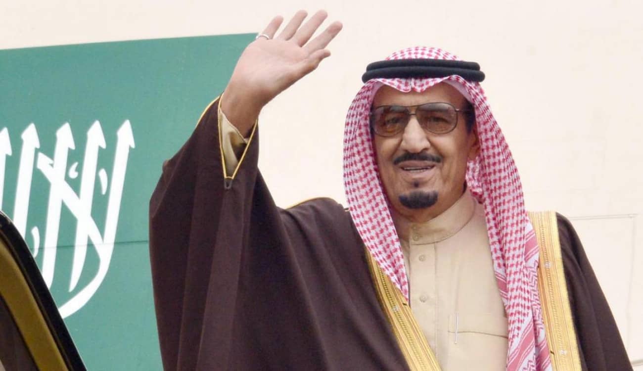الملك سلمان يوجه بصرف راتب الشهر الحالي بتاريخ 23 رمضان