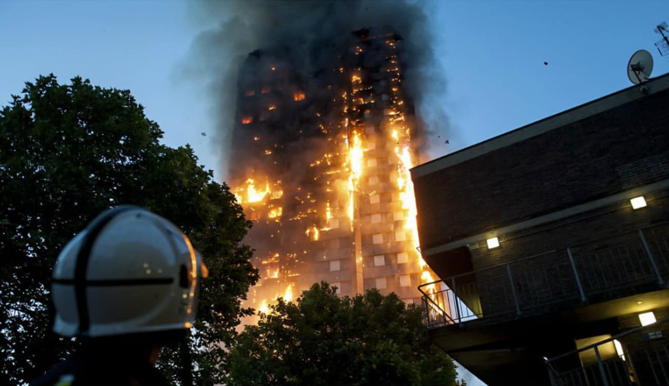 فيديو مروع.. حريق ضخم يلتهم برجا سكنيا ويحاصر 600 شخص في لندن