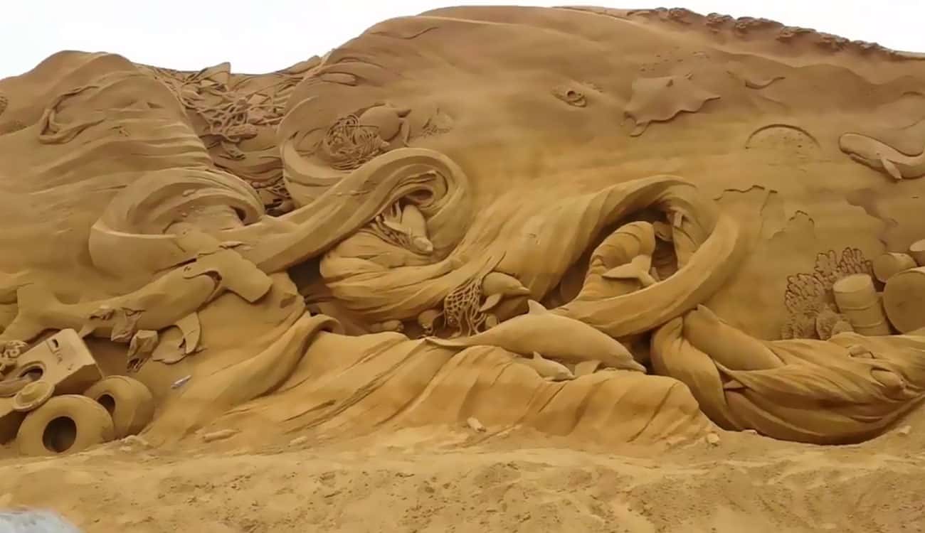 فيديو.. عندما تتحول آلاف الأطنان من الرمال لمنحوتات بحرية رائعة