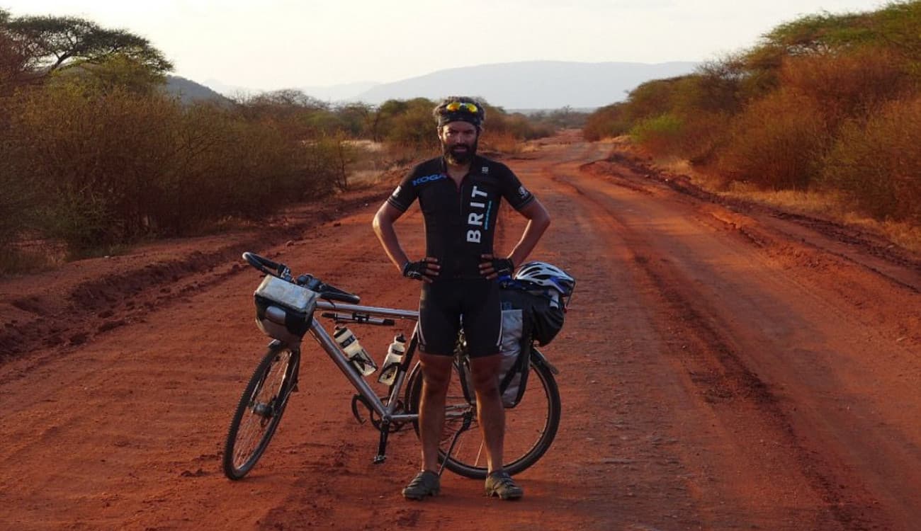 رجل يسافر من النرويج إلى جنوب إفريقيا على متن «دراجة»