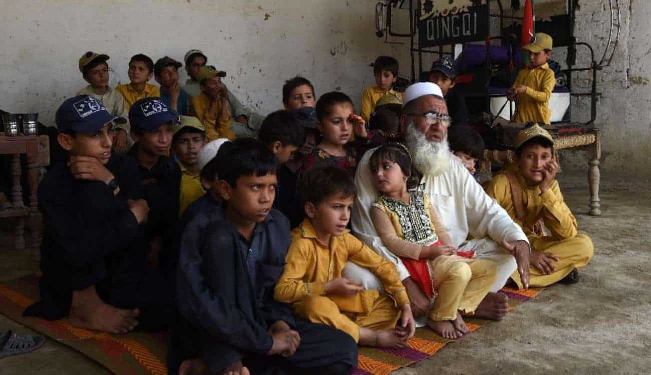 أحدهم يتساءل: لماذا أتوقف عن الإنجاب .. 3 رجال ينجبون 96 طفلاً في باكستان