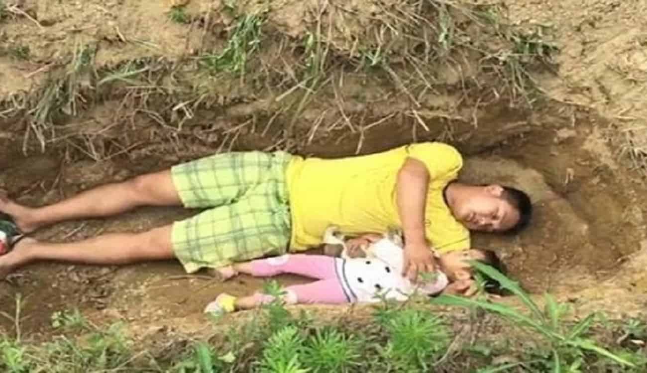 رجل يجهز قبرًا لابنته ويرافقها للعب بداخله طيلة عامين.. لماذا يفعل ذلك؟