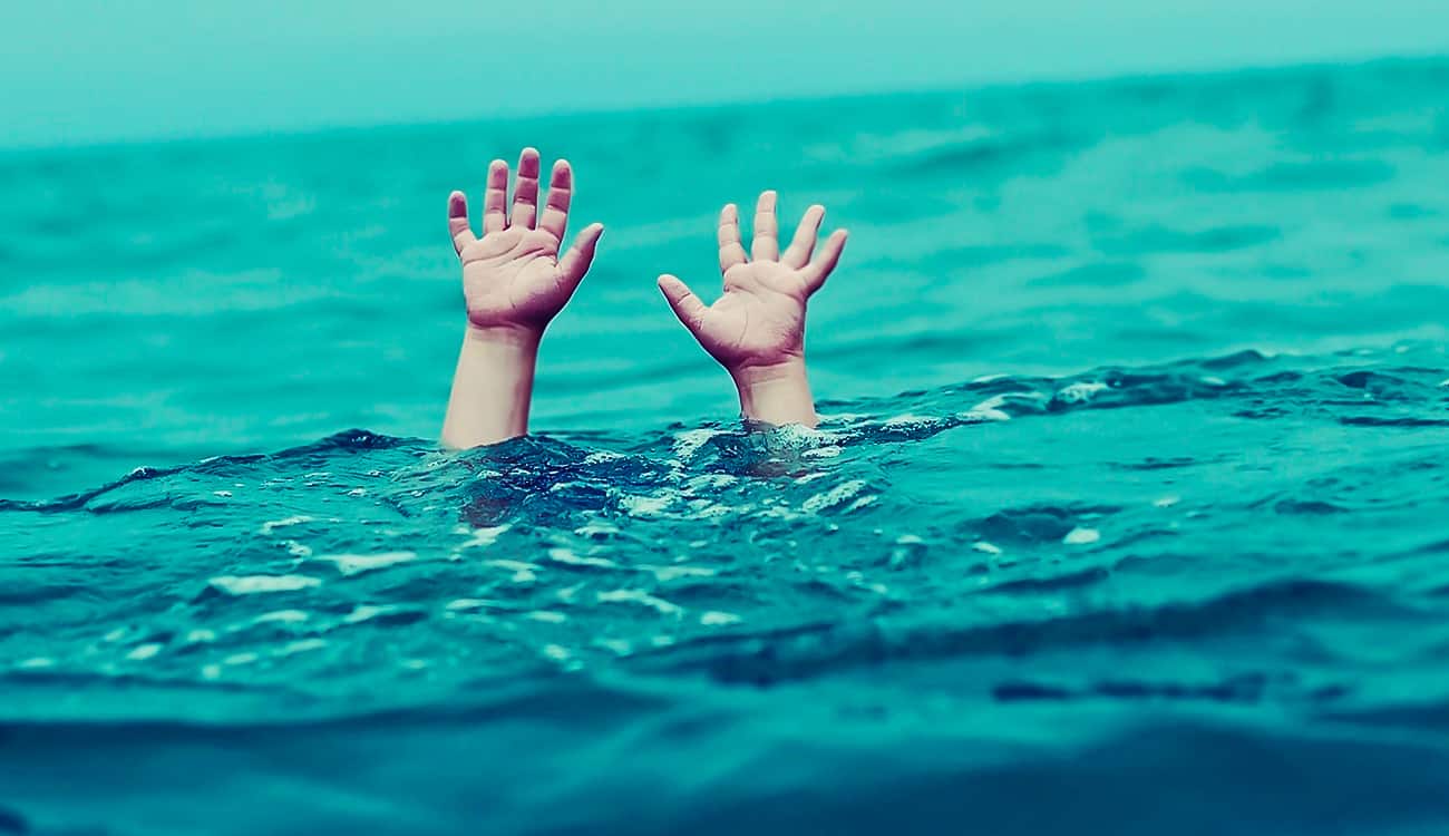 بالفيديو والصور.. طفل يغرق في حمام السباحة ولا أحد يلاحظه