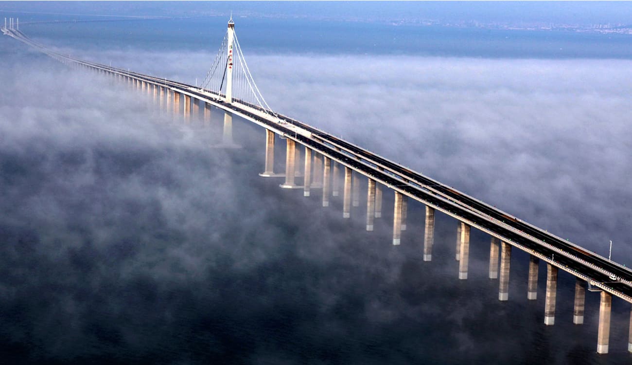 صور مرعبة لمتجولين يعبرون الجسر الأطول في العالم
