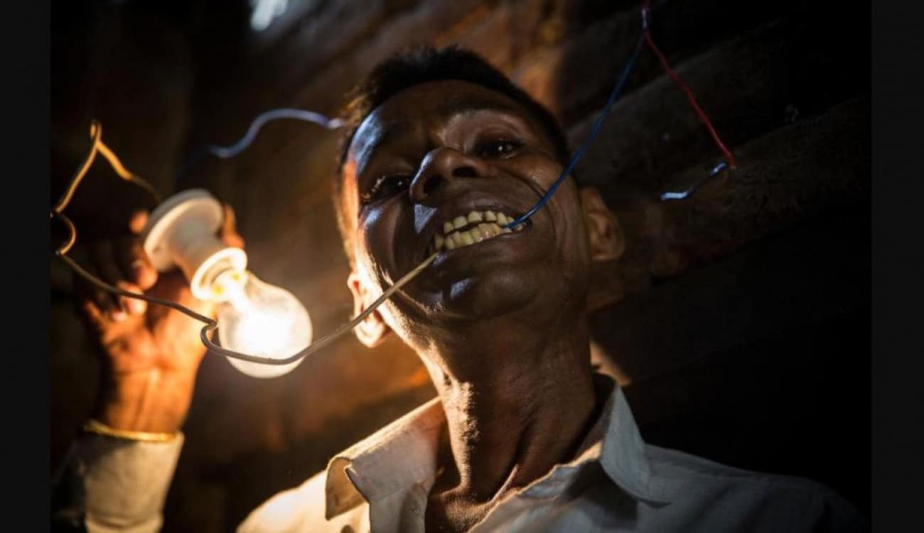 بالفيديو : قصة دافن الموتى الخارق.. يتغذى على الكهرباء بشكل مخيف عندما يجوع !