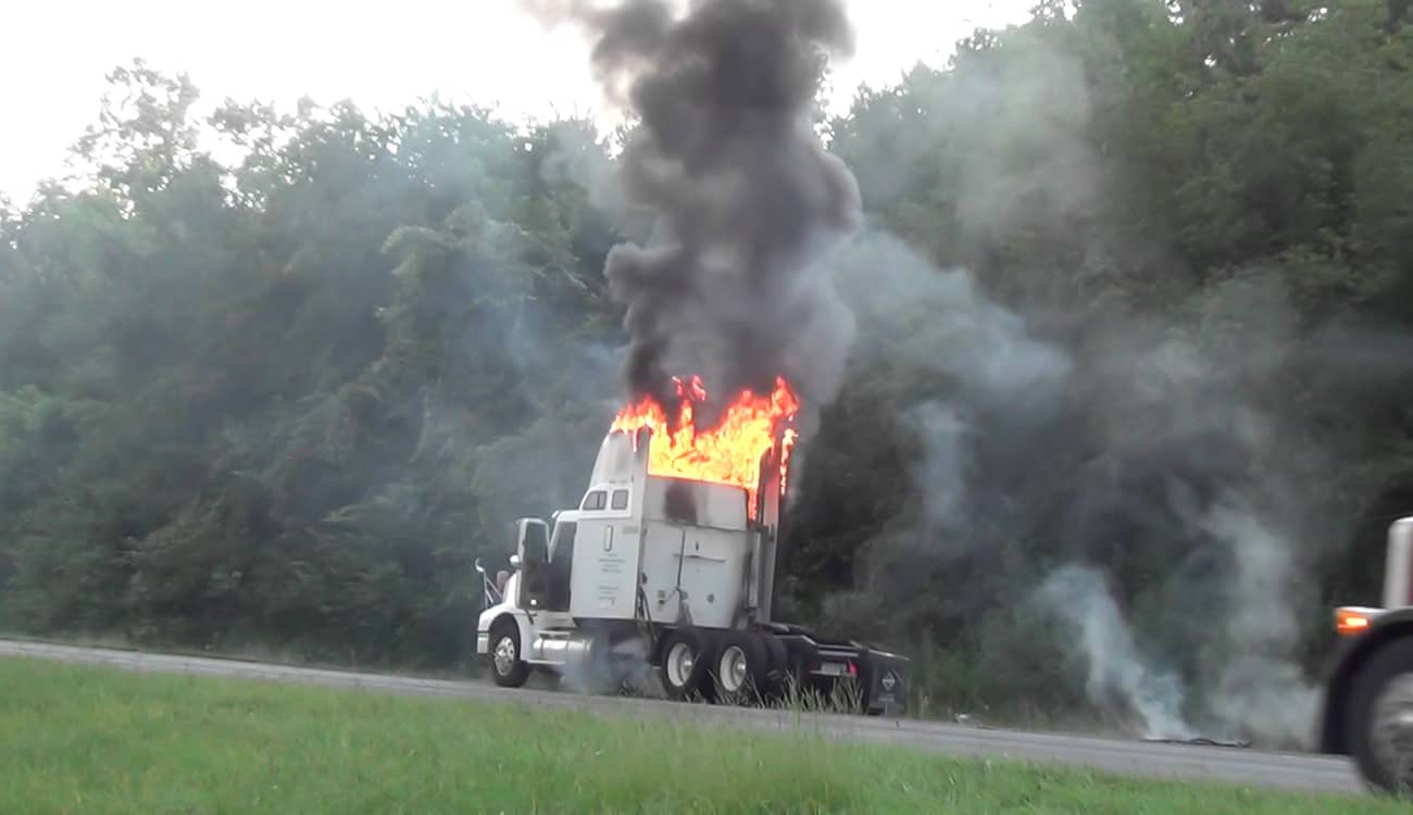 فيديو مروع.. سائق شجاع يقود شاحنة مشتعلة بالنيران
