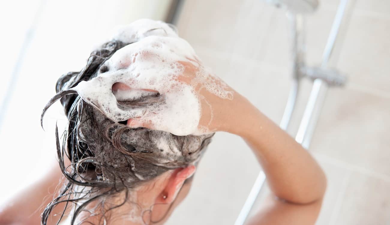 بحسب نوع شعرك .. كم مرة عليك غسله خلال الأسبوع؟