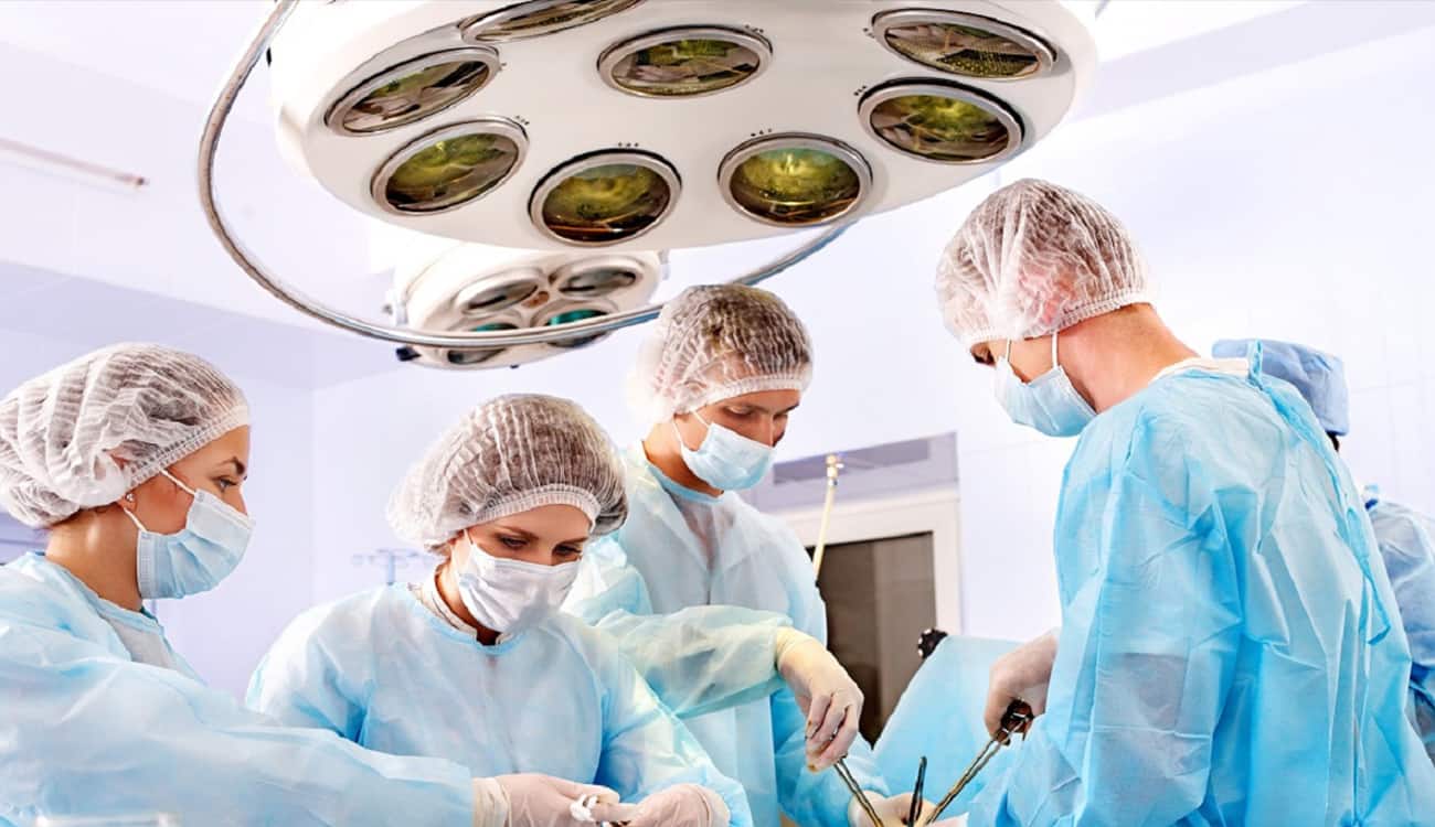 فيديو لـ عملية جراحية يثير ضجة واسعة.. كيف استهتر هؤلاء الأطباء بحياة المريض؟!