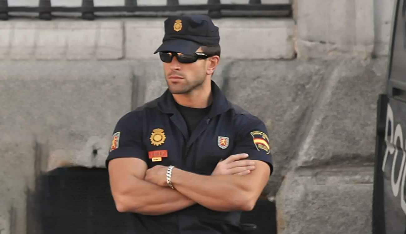 شاهد.. شرطي إسباني يعرقل مهاجرًا على طريقة الصحفية المجرية
