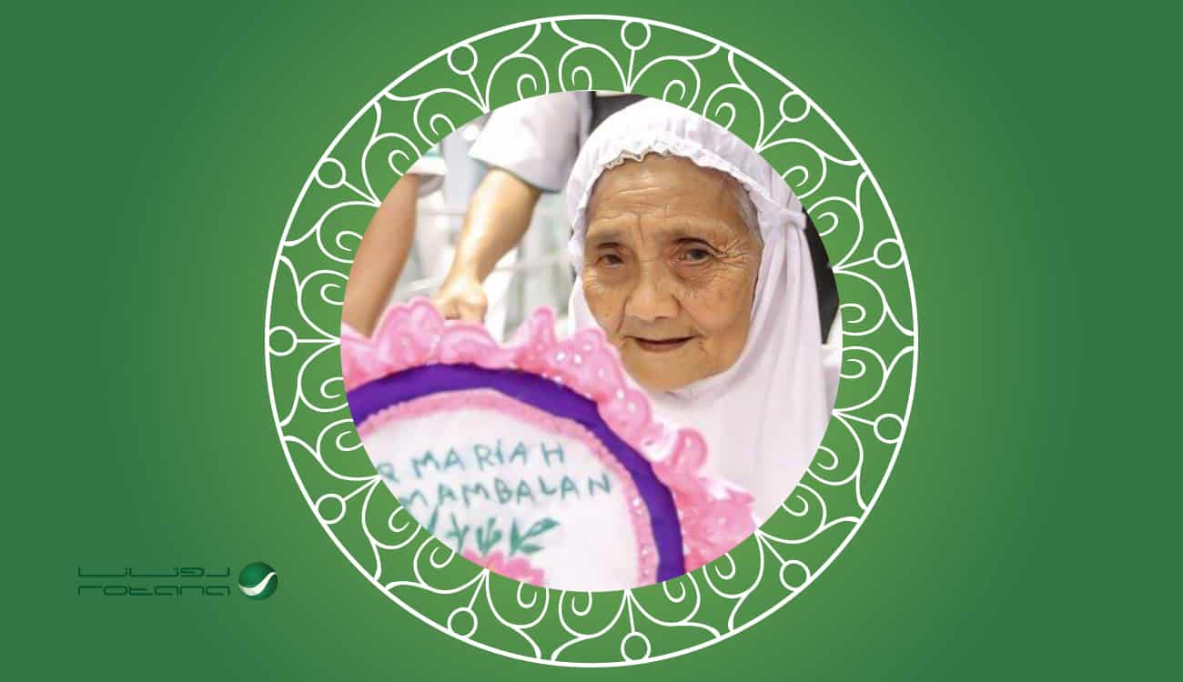 عمرها 104 أعوام.. استقبال أكبر حاجة في مطار جدة بالورود والهدايا