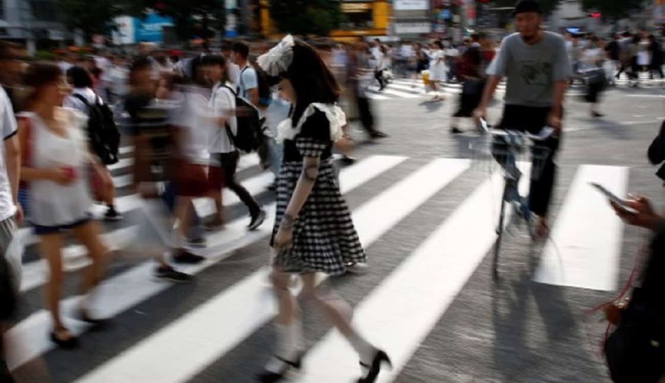 بالفيديو.. دمية بشرية تثير الذعر في شوارع طوكيو