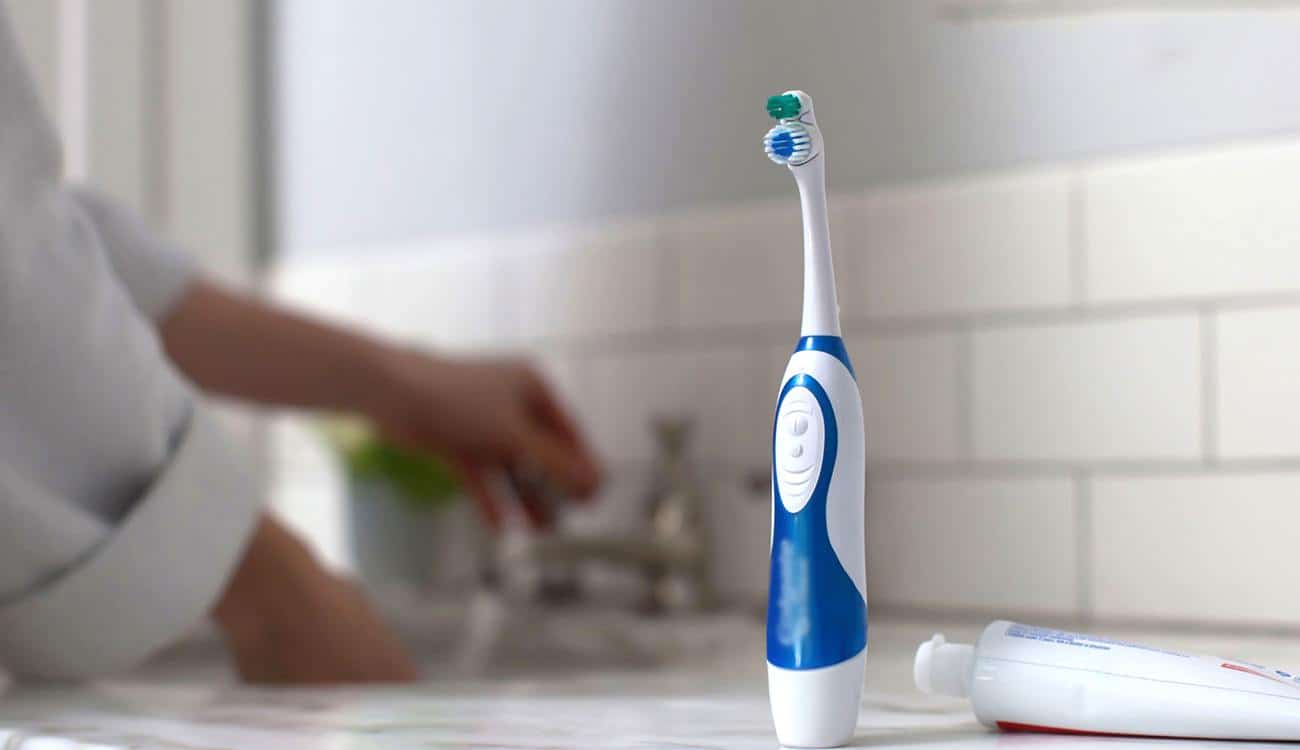 فيديو طريف لطفل ينظف عينيه بـ فرشاة أسنان .. لهذا السبب!
