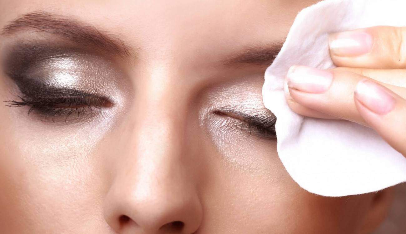 3 نصائح لإزالة مكياج العيون دون عناء