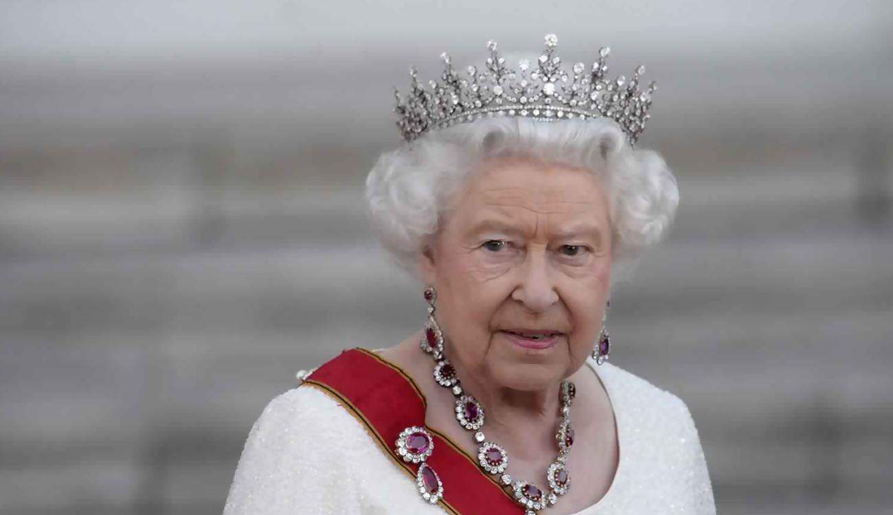 اللمس يتصدر القائمة ..8 محظورات عند مقابلة ملكة إنجلترا