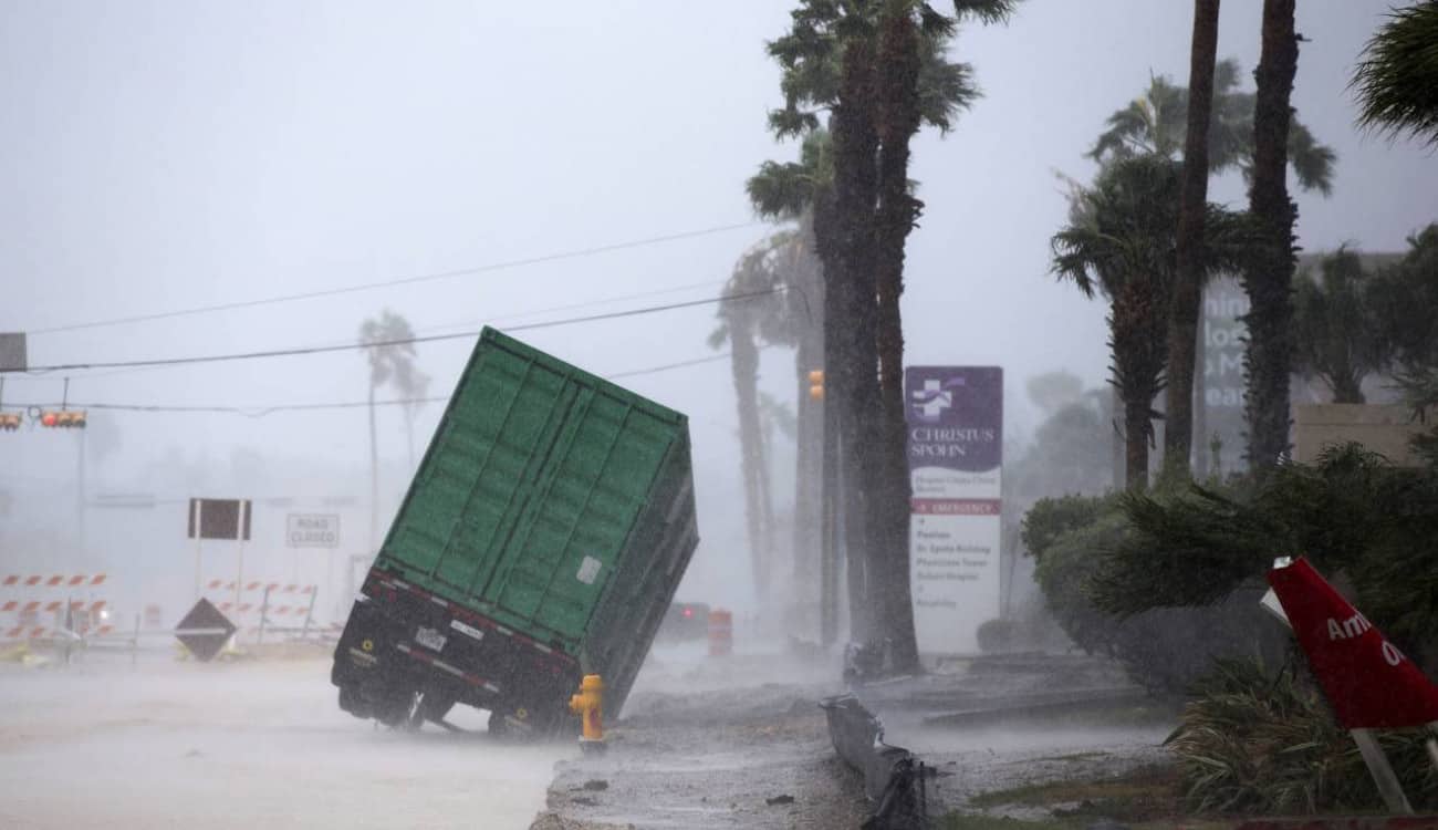 بالفيديو والصور.. لهذا يعد إعصار «هارفي» الأسوأ في تاريخ الولايات المتحدة !