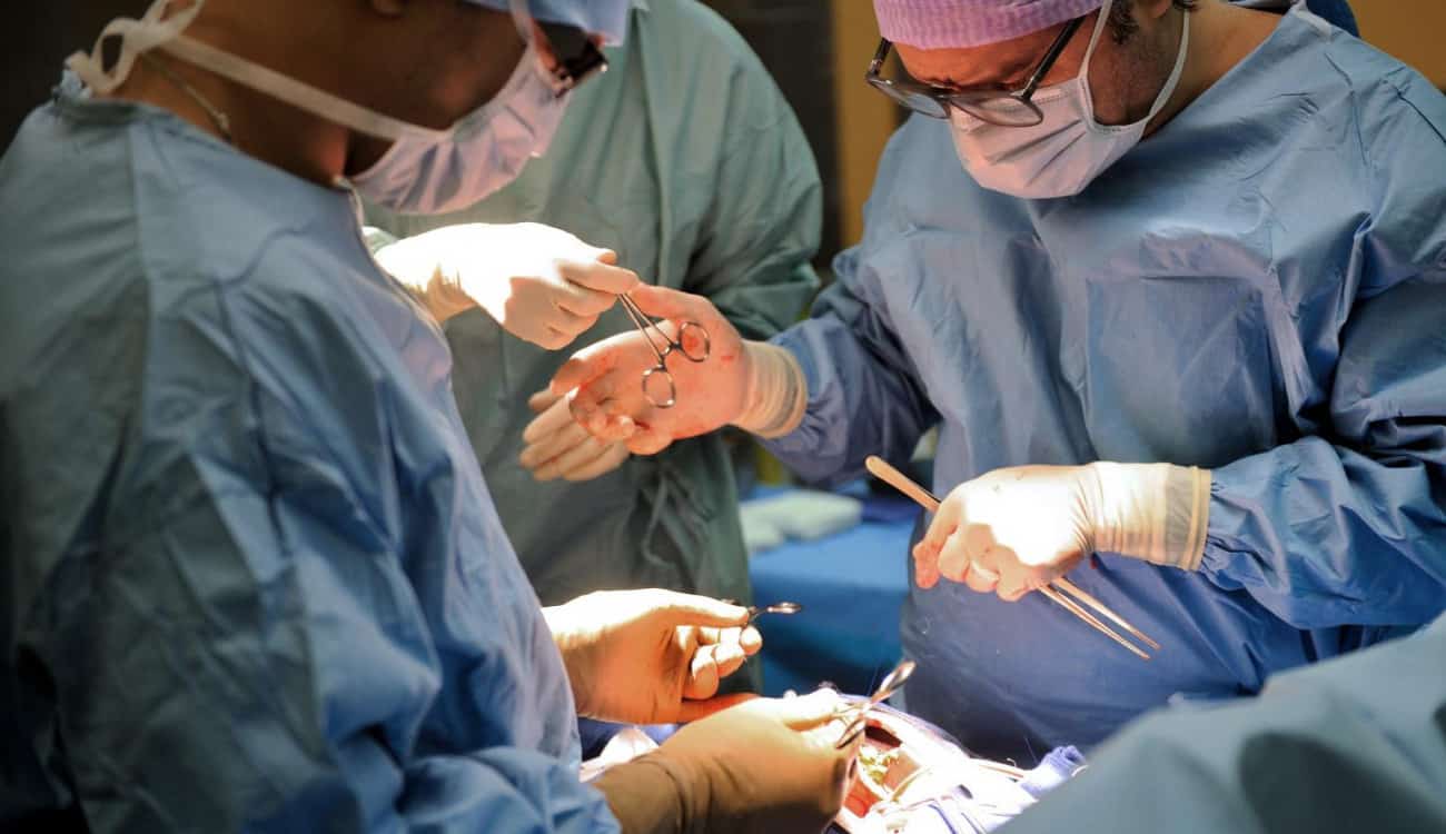 بالصور.. جراحة غريبة ونادرة.. أطباء يضعون يد مريض في بطنه