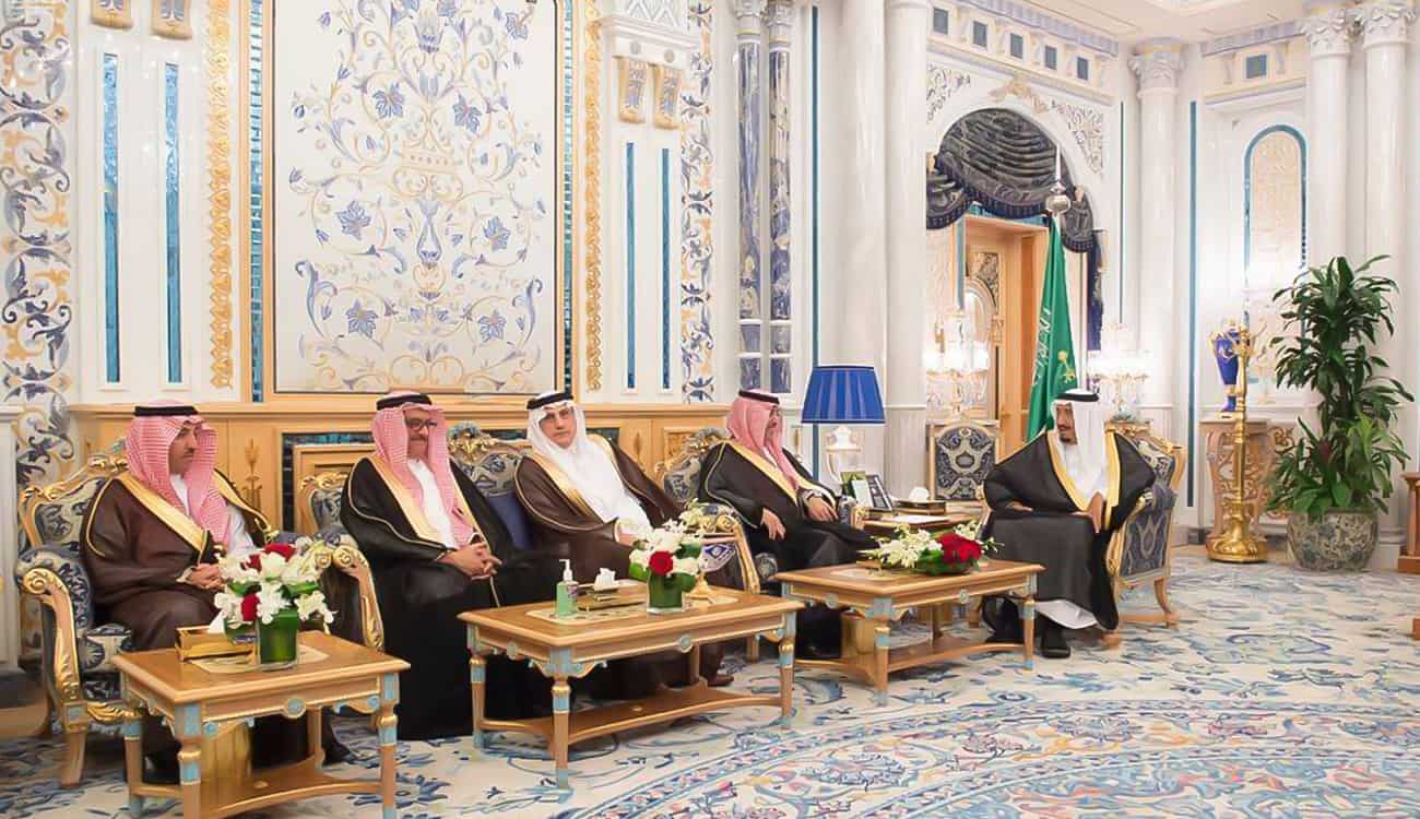 خادم الحرمين الشريفين يتسلم التقرير السنوي 53 لمؤسسة النقد العربي السعودي