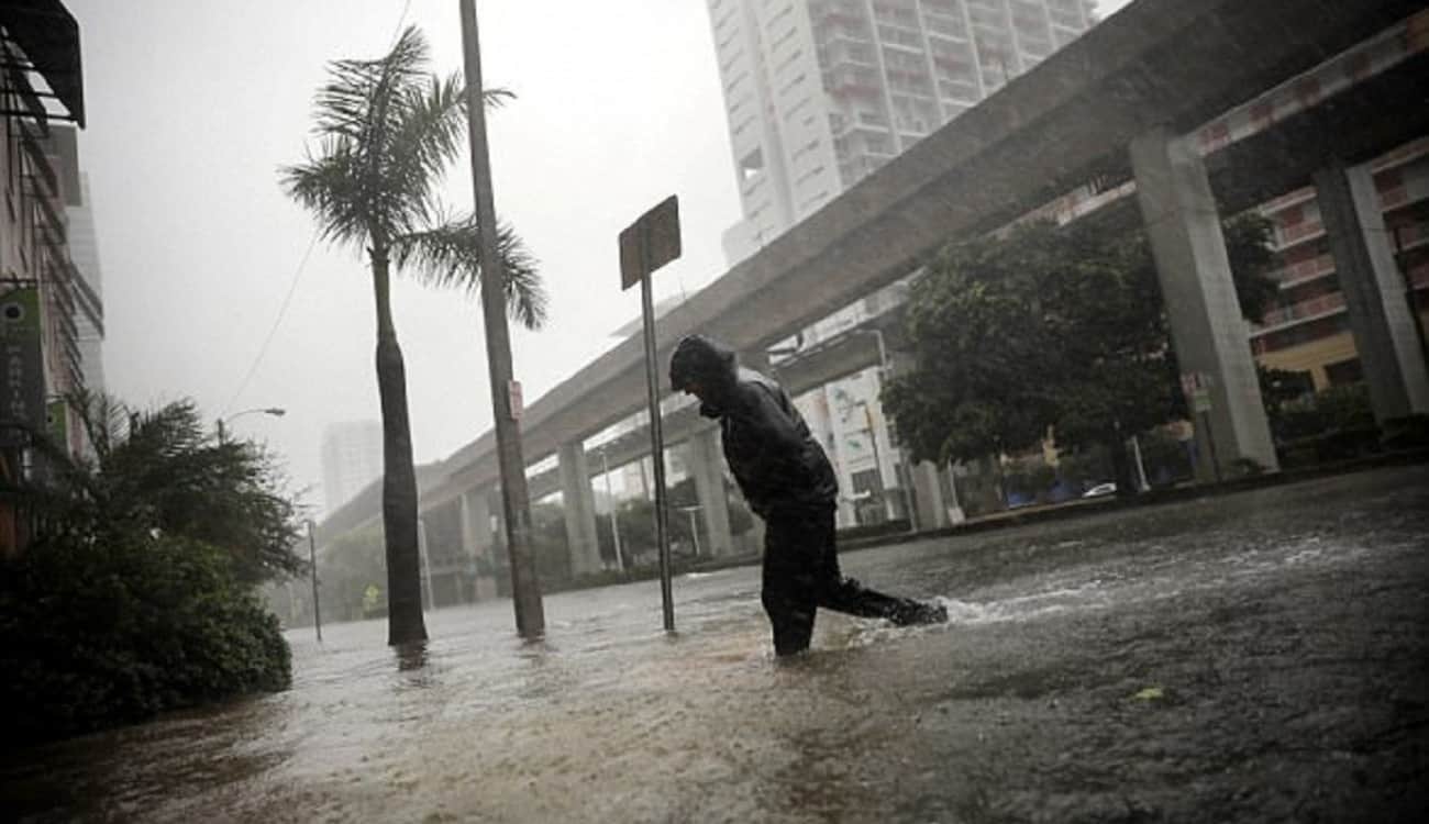 مشهد مروع.. مياه الإعصار تحاصر متاجر ميامي بصورة مخيفة !