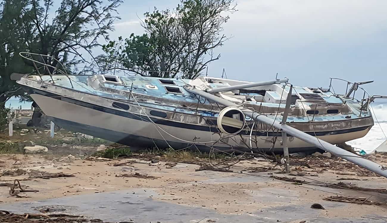 ظاهرة مذهلة.. شاهد إعصار «إيرما» يبتلع المياه على شاطئ الباهاماس