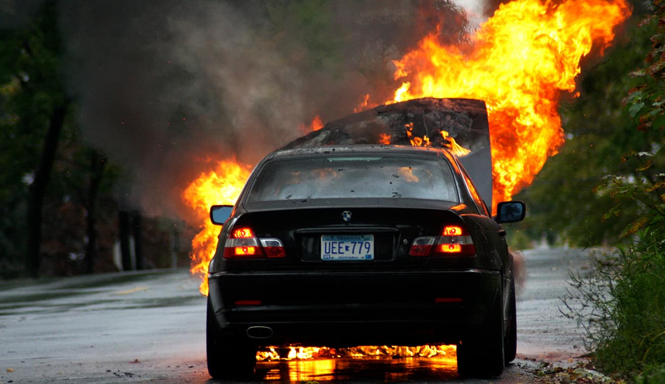 بالفيديو والصور.. وفاة 4 أشخاص بعد اشتعال النيران في سيارتهم بالقنفذة