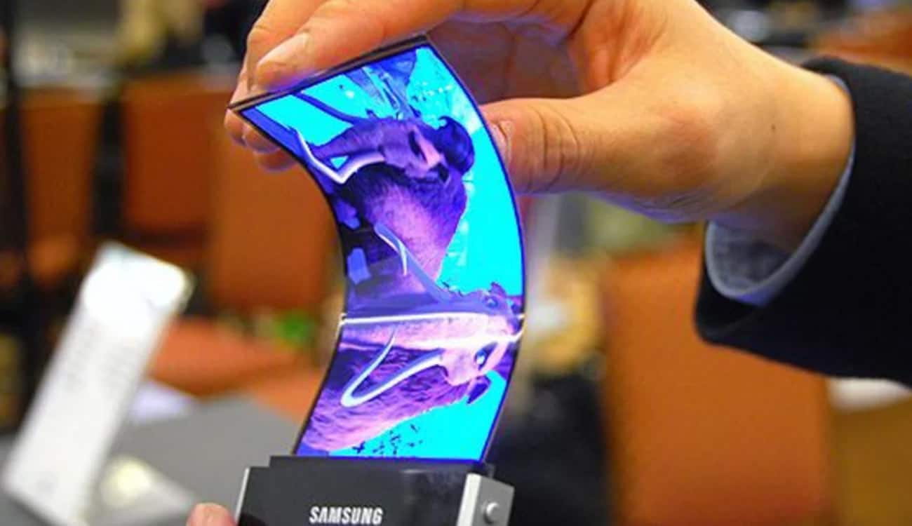 سامسونج تطلق هاتفا ذكيا بشاشة قابلة للطي العام المقبل