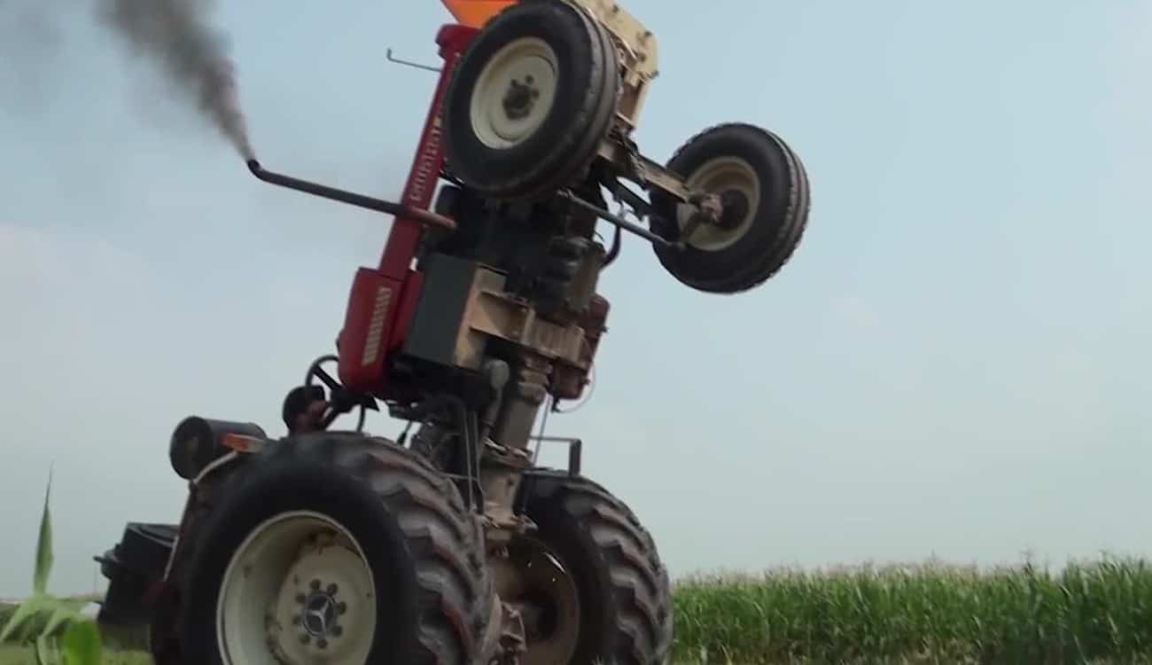 مزارع يمارس هواية غريبة ويقوم بحركات مدهشة بـ الجرار