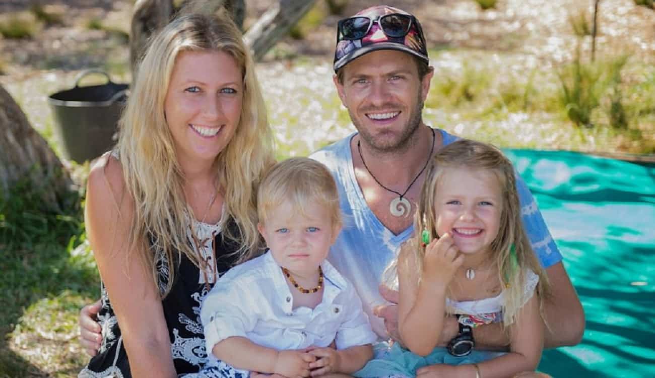 بالصور.. شاهد عائلة استرالية تبحث عن السعادة بطريقة غريبة!
